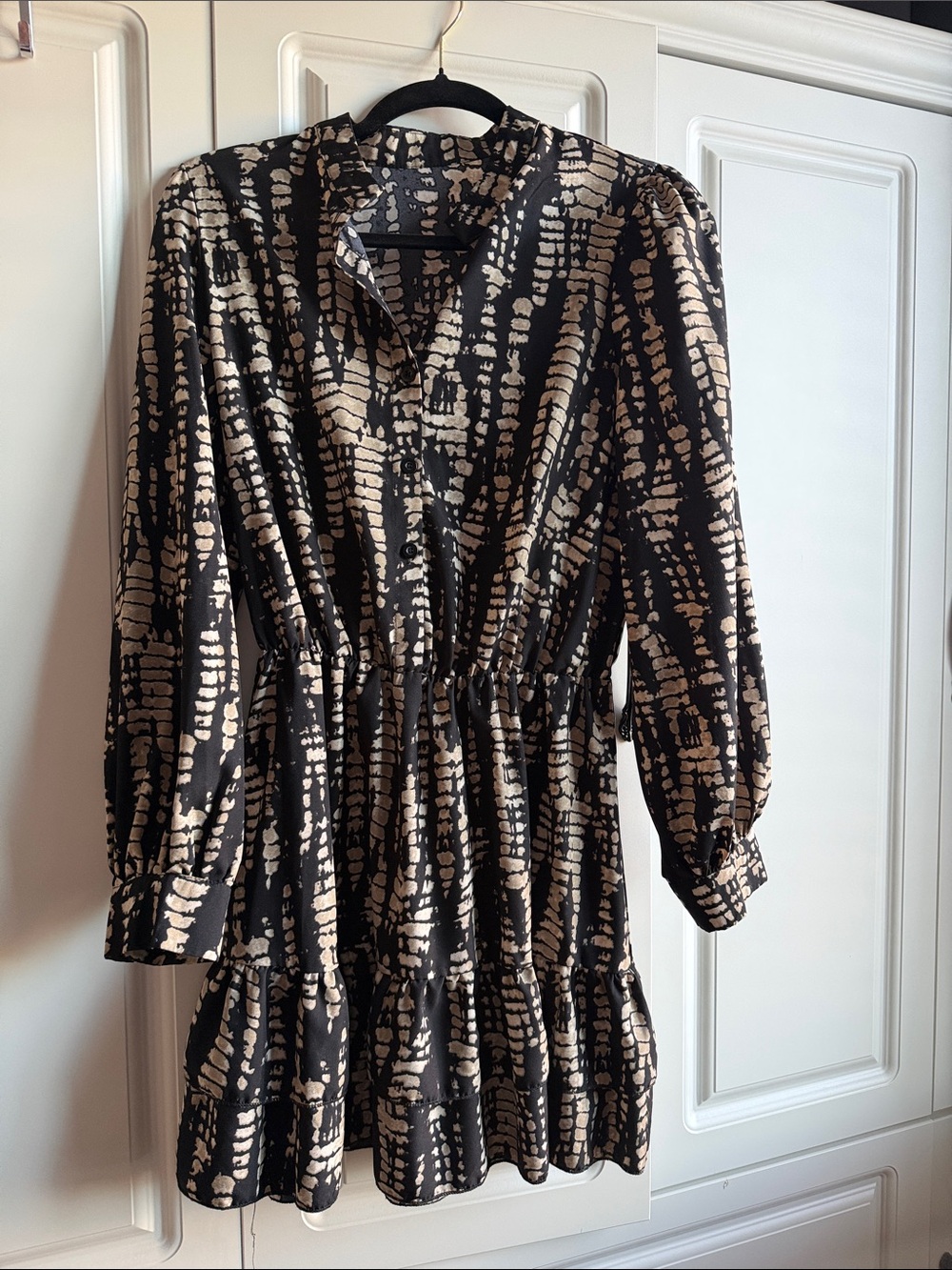 Black and Beige Long-Sleeve Patterned Dress